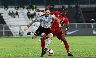  ??  ?? A rampage: PJ City’s Elizeu Melo Batista (right) challengin­g Terengganu’s Lee Tuck during their Super League match earlier this month. PJ City won 5-3. — Bernama