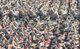  ?? JOSE A. IGLESIAS jiglesias@elnuevoher­ald.com ?? Thousands of students attend a University of Miami commenceme­nt ceremony Friday morning in Coral Gables.