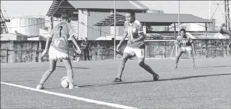  ?? ?? Scenes from the Fruta Conquerors (left) and Lethem quarterfin­al clash in the GFF/GNWFA Super-16 Festival at the National Training Centre, Providence