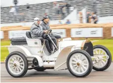  ??  ?? Mit heutigen Schaltknüp­peln hat die lange Schaltstan­ge des Mercedes Simplex von 1903 nur wenig gemeinsam.