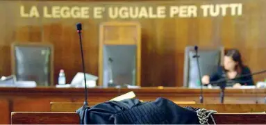  ??  ?? In tribunale Giudici di tutti i gradi si ritrovano a giudicare anche piccoli reati, che richiedono comunque tempo e risorse