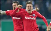  ?? — AFP ?? Frankfurt’s players react after winning the penalty shootout against Borussia Moenchengl­adbach on Tuesday.