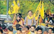  ?? PARVEEN KUMAR/HT PHOTO ?? Swaraj India founder Yogendra Yadav and party candidate from Gurgaon Sheilza Bhatia during a rally near police lines in Gurugram on Saturday.