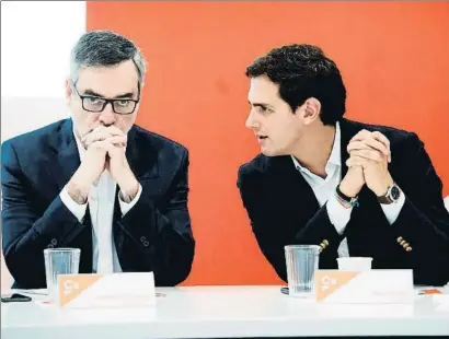  ?? LUCA PIERGIOVAN­NI / EFE ?? José Manuel Villegas y Albert Rivera, ayer en la reunión de la ejecutiva de Ciudadanos