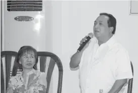  ?? RIC V. OBEDENCIO ?? Bohol Governor Edgar Chatto talks to town mayors and planning officers during the enrolment forum for KALAHI-CIDSS program. DSWD-Region 7 assistant director Nemia Antipala listens.