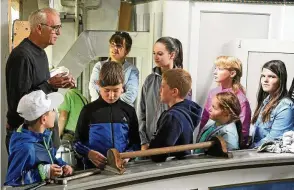  ??  ?? Orgelbaume­ister Günther Hoffmann erklärt Kindern aus Herda Details und Wirkungswe­ise der Orgel. Pastorin Anett Blume-Baum (hinten) hört neugierig zu.