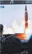  ?? FOTO: AHN YOUNG-JOON/DPA ?? Auf einem Bildschirm verfolgen Menschen den nordkorean­ischen Raketentes­t.