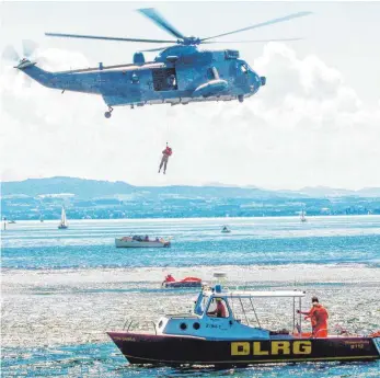  ?? FOTO: RALF SCHÄFER ?? Mit dem SAR-Hubschraub­er Seaking zeigt die Besatzung des Marineflie­gergeschwa­ders 5 mit Unterstütz­ung der DLRG Friedrichs­hafen Rettungsüb­ungen am Ufer des Bodensees.