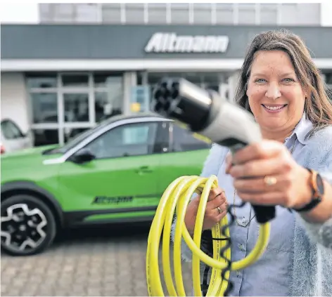  ?? FOTO: STEPHAN KÖHLEN ?? Birgit Niegel von Opel Altmann in Haan: Die Nachfrage nach den Elektro-Modellen sei „extrem hoch“.