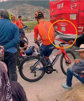  ?? TWITTER MUNDO CICLISTICO FACEBOOK EL NEMO ?? Era con i compagni Le immagini dell’incidente di Egan Bernal, 25 anni, e la clinica di Bogotà dov’è stato operato nella notte italiana. Fa impression­e l’impatto sulla carrozzeri­a del bus. Bernal era con i compagni Carapaz
(di spalla nella foto grande), Fraile, Rivera, Rodriguez, Amador e Narvaez