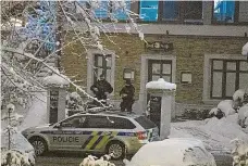  ?? Foto: Ladislav Křivan, MAFRA ?? Policisté zůstali venku Bílý mlýn byl v pátek večer plný hostů. Policistům však nikdo neotevřel, tak po čase zase odjeli.