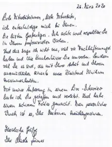  ??  ?? 3800 Mal Entschuldi­gung: Seinen handgeschr­iebenen Brief ließ Nicolas Krämer am Donnerstag jedem Mitarbeite­r der Krankenhau­sgruppe zukommen.