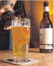  ?? FOTO: FRANZISKA GABBERT/DPA ?? Handwerker und Wirte greifen laut einer britischen Studie am häufigsten zu Alkohol.