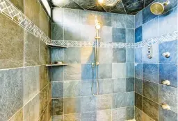  ?? DREAMSTIME ?? Steam showers create a relaxing and even pain-relieving atmosphere.