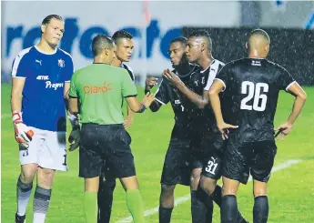  ?? FOTOS: EL HERALDO ?? Honduras de El Progreso perdió 3-1 en Tegucigalp­a ante UPNFM en su estreno liguero.