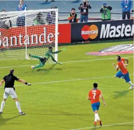  ??  ?? Momento en el que Vidal adelanta a Chile vía penal