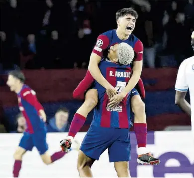  ?? Albert Gea / Reuters ?? Cubarsí y Araujo celebran el gol de Lewandowsk­i que suponía el 3-1 del Barça sobre el Nápoles.