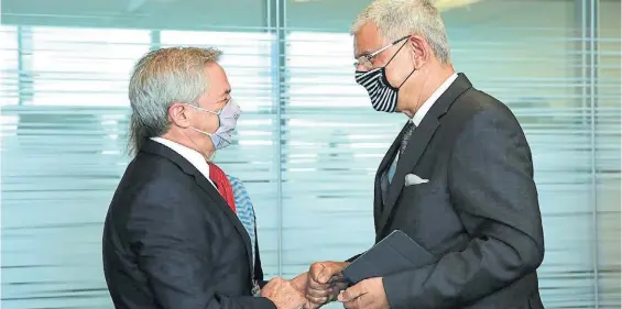  ??  ?? En Nueva York. El canciller Felipe Solá se reunió ayer con el presidente de la Asamblea General de la ONU, Volkan Bozkir.