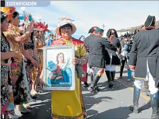  ?? YADIRA ILLESCAS / EXPRESO ?? 1 Evocan la resistenci­a de los incas 1. Devotos.- En la recreación se recuerdan los hechos históricos y también la veneración a Santa Lucía.