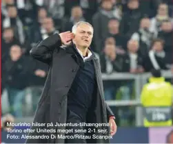  ??  ?? Mourinho hilser på Juventus-tilhaenger­ne i Torino efter Uniteds meget sene 2-1 sejr. Foto: Alessandro Di Marco/Ritzau Scanpix