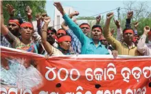  ??  ?? Chit fund scam victims demonstrat­ing in Bhubaneswa­r.