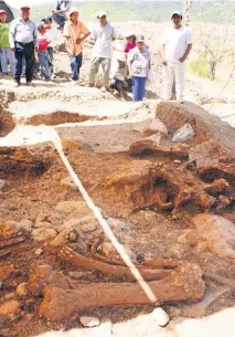  ?? ?? Antropólog­os y arqueólogo­s acudieron al pueblo de Santa María Tiltepec para sacar los restos que se encontraba­n bajo toneladas de lodo.