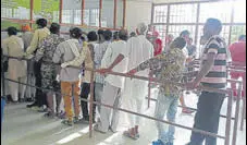  ?? HT PHOTO ?? Long queues at a drug de-addiction rehabilita­tion centre in Shekhe vlllage in Jalandhar district on Tuesday.