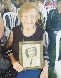  ??  ?? BUENOS TIEMPOS. Doña Elba Cintrón Ruiz, sostiene la foto de cuando sirvió en la guerra y conoció a su esposo, Juan H. Cintrón.