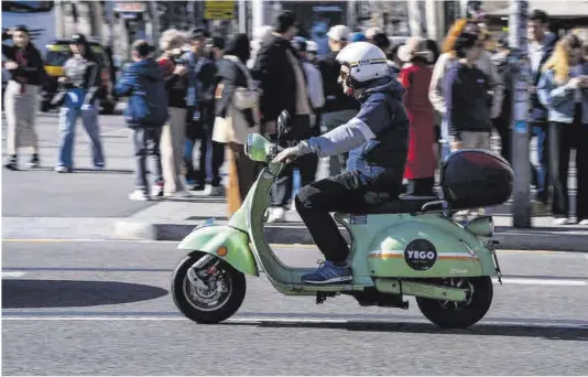  ?? Zowy Voeten ?? Un usuario de moto de alquiler, ayer en el paseo de Gràcia en Barcelona.