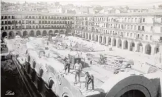  ?? LADIS ?? Obras frecuentes
La modificaci­ón más llamativa fue a finales del XIX, cuando se construyó un edificio en mitad de la plaza que luego sería derruido