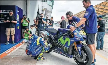  ??  ?? CONCENTRAC­IÓN. Valentino Rossi tiene un ritual especial que repite antes de subirse a su Yamaha.