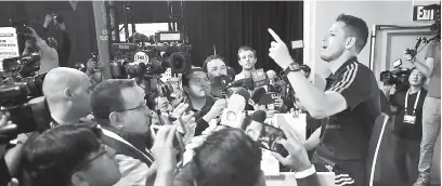  ?? — Gambar AFP ?? RAMAH: Javier Hernandez menghadiri sidang media semasa Hari Media Mexico di Beverly Hills, California.