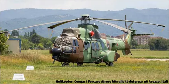  ?? ?? Helikopter­i Cougar i Forcave Ajrore bën ulje të detyruar në Arezzo, Itali