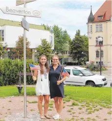  ?? FOTO: LARISSA SCHÜTZ ?? Von Trossingen nach Beaverton: FSJlerin Julia Dressler (links) und Auszubilde­nde Stephanie Klaut reisten im Juli in die USA.