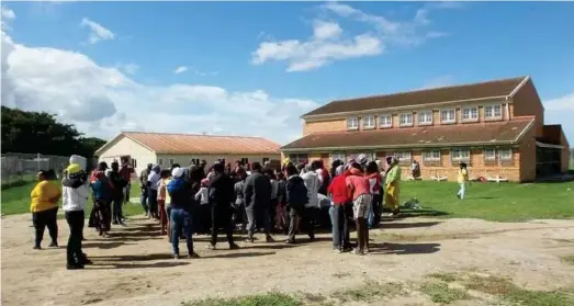  ?? ?? Learners and parents in Colchester protest at the local community hall demanding that the Eastern Cape Department of Education provide scholar transport to a school about 10 kilometres away.