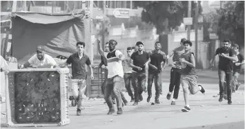  ?? AGENCE FRANCE PRESSE ?? Young Palestinia­n men clash with Israeli soldiers in the Amari refugee camp near Ramallah in the occupied West Bank after troops stormed the camp.