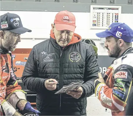  ?? ?? Panthers team manager Rob Lyon (centre) with former club stars Scott Nicholls (left) and Chris Harris (right). Photo: Ian Charles.