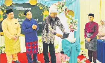  ?? ?? The launch gimmick by Tuan Haji Anuar bin Ali (Board of KMI Tawau), with Zainulalim Samsudin (General Manager of KMI Tawau), and Dr Fadzly Ramidi (Orthopaedi­c Surgeon of KMI Tawau).