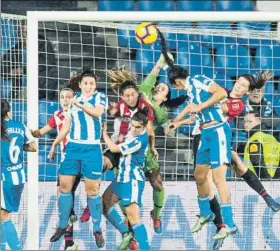  ?? FOTO: ATHLETIC CLUB ?? De puños Andere Leguina intenta despejar un balón por alto en Riazor