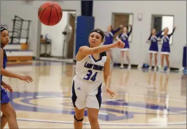  ?? Terrance Armstard/News-Times ?? Skip pass: Parkers Chapel's Hope Wooten passes the ball to a teammate Thursday against Nevada. The Lady Trojans fell 42-30. They will host Drew Central on Tuesday.