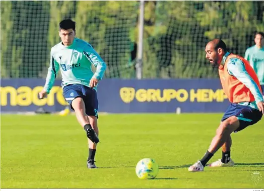  ?? CÁDIZ CF ?? Tomás Alarcón (i) en una sesión del equipo amarillo.