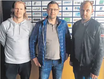  ?? FOTO: THORSTEN KERN ?? Towerstars-Geschäftsf­ührer Rainer Schan freut sich über die Vertragsve­rlängerung­en von Lukas Slavetinsk­y (links) und Stephan Vogt (rechts).