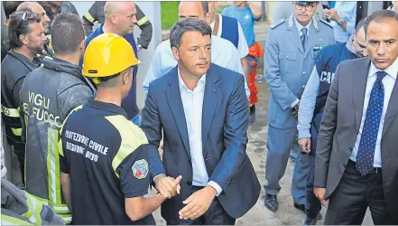  ?? [ Imago ] ?? Matteo Renzi beim Besuch des Erdbebenge­biets. Jetzt geht es darum, Geld für die Region lockerzuma­chen.