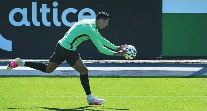  ??  ?? Cristiano Ronaldo, durante el último entrenamie­nto de Portugal