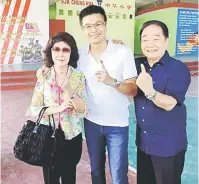  ??  ?? UNDI: Andrew Wong (tengah) bersama Soon Koh (kanan) dan Pauline menunjukka­n jari masing-masing selepas membuang undi di SJKC Chung Hua, Sibu.