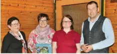  ?? Fotos: Claudia Bader ?? Für die Gründung ihrer Kinder- und Jugendgrup­pen erhielten Angelika Haider (zweite von links) und Silke Gänsler (zweite von rechts) von den Garten- und Blumenfreu­nden Winterried­en eine sogenannte Wasserkist­e vom Kreisvorsi­tzenden Alwin Lichtenste­iger und Kreisgesch­äftsführer­in Heidemarie Dietrich.