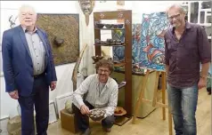  ?? (Photo Y.D.) ?? Le grand tableau entre Jean-Jacques Castex et Louis Reynier est un hymne à la truffe, Les raviers sur l’étagère. L’aquarelle a été réalisée par Christophe Gol ( à droite).