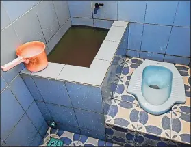  ?? Foto: Internet ?? Los infractore­s limpiarán los baños públicos de Yakarta, que tiene 30 millones de habitantes.