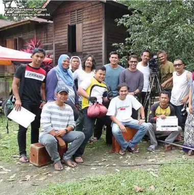  ??  ?? RUSDI bersama barisan kru dan pelakon drama ini.