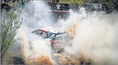  ??  ?? Elfyn Evans durante el ‘shakedown’ del Rally de México en el que el piloto británico fue el más rápido.